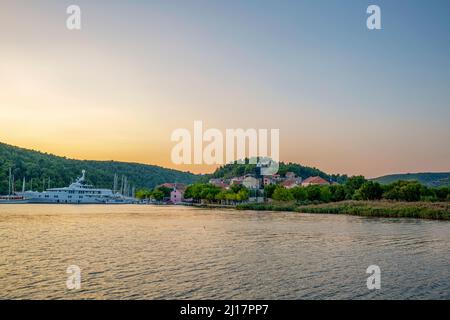 Città di Skradin sul fiume al tramonto, Parco Nazionale di Krka, Sibenik-Knin, Croazia Foto Stock