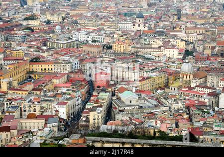 Vista sulla città di Napoli, Italia, dalla fortezza Castel Sant’Elmo Foto Stock