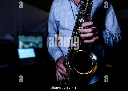 Sassofonista che suona sassofono in studio di registrazione Foto Stock