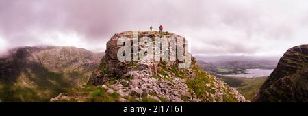 Scalatori di montagna in piedi sulla cima di montagna rocciosa Foto Stock