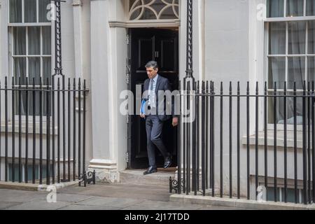 11 Downing Street, Londra, Regno Unito. 23 marzo 2022. Il deputato di Rishi Sunak, Cancelliere dello scacchiere, ha lasciato 11 Downing Street prima di dare la sua dichiarazione di primavera al Parlamento. Credit: Malcolm Park/Alamy Live News. Foto Stock