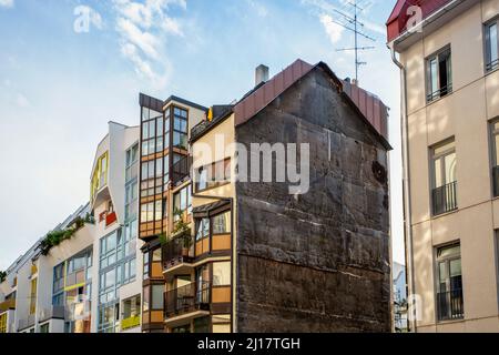 Germania, Baviera, Monaco, lotto vacante tra edifici residenziali Foto Stock