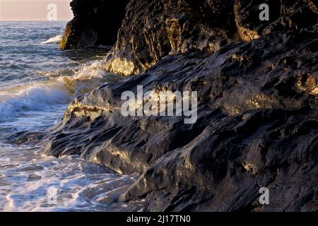 Vista sulla costa a nord lungo la riva del mare, dove si incontra la scogliera rocciosa dalla Penbryn Beach Cardigan Bay West Wales. Foto Stock