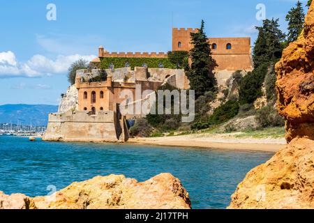 Litorale con spiaggia sabbiosa e il castello di Sao Joao a Ferragudo, Algarve, Portogallo Foto Stock