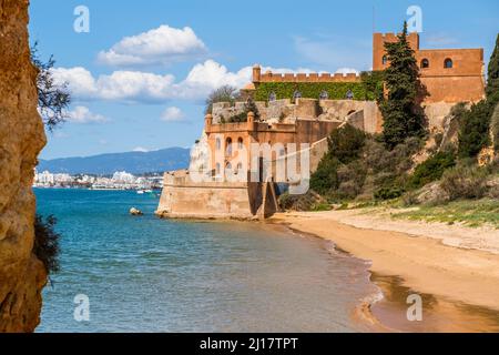 Litorale con spiaggia sabbiosa e il castello di Sao Joao a Ferragudo, Algarve, Portogallo Foto Stock