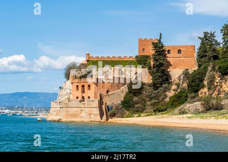 Litorale con spiaggia sabbiosa e il castello di Sao Joao a Ferragudo, Algarve, Portogallo Foto Stock