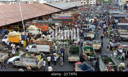 Jammu, Kashmir controllato dall'India. 23rd Mar 2022. La gente acquista in un mercato all'ingrosso di frutta e verdura a Jammu, la capitale invernale del Kashmir controllato dall'India, 23 marzo 2022. Credit: Str/Xinhua/Alamy Live News Foto Stock