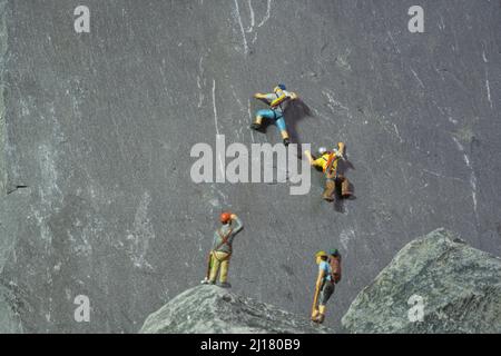 Arrampicatori in azione in montagna, sport estremi Foto Stock