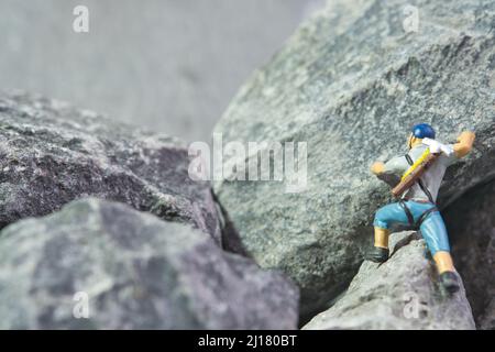 Arrampicatori in azione in montagna, sport estremi Foto Stock