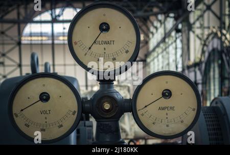 esposizione di elettricità in sala industrila Foto Stock