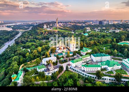 Kiev Pechersk Lavra e il Monumento della Patria a Kiev, Ucraina Foto Stock