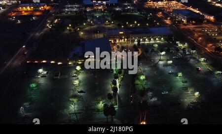 Una vista aerea di un paesaggio urbano con strade illuminate di notte Foto Stock