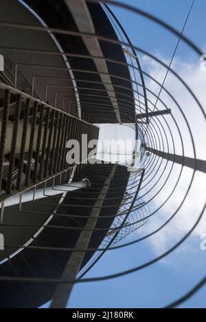 Scaletta serbatoio sopraelevato, serbatoio per acqua potabile all'aperto, sistemi di sicurezza e protezione. Foto Stock