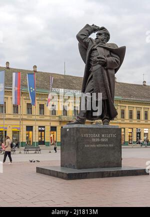 Novi Sad, Serbia - 21 settembre 2021: Statua di bronzo di Svetozar punto di riferimento Miletico dell'artista Ivan Mestrovic di fronte all'Hotel Vojvodina. Foto Stock