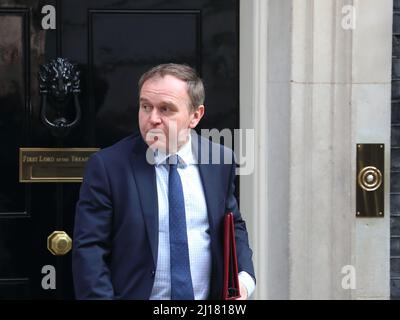 Londra, Regno Unito. 23rd Mar 2022. Il Segretario per l'ambiente George Eustice lascia Downing Street n. 10 dopo la riunione settimanale del gabinetto prima del budget. Credit: Uwe Deffner/Alamy Live News Foto Stock