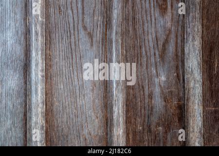 Primo piano della vecchia porta di quercia con bordatura verticale e venatura di legno esposta Foto Stock