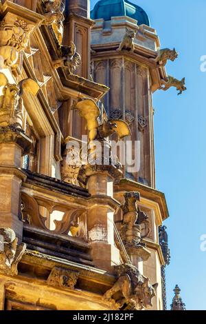 Gargoyles decorazione la facciata di Tudor Gothic stile Knebworth House, Hertfordshire, Regno Unito Foto Stock