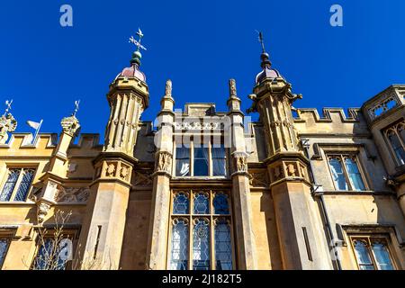 Particolare della facciata in stile gotico Tudor ornato di Knebworth House, Hertfordshire, Regno Unito Foto Stock