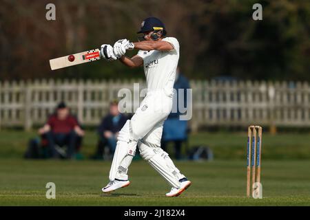 DURHAM CITY, REGNO UNITO. MAR 23rd David Bedingham di Durham si schiaccia durante la partita dell'Università MCC tra Durham UCCE e Durham County Cricket Club all'ippodromo di Durham City mercoledì 23rd marzo 2022. (Credit: Will Matthews | MI News) Credit: MI News & Sport /Alamy Live News Foto Stock