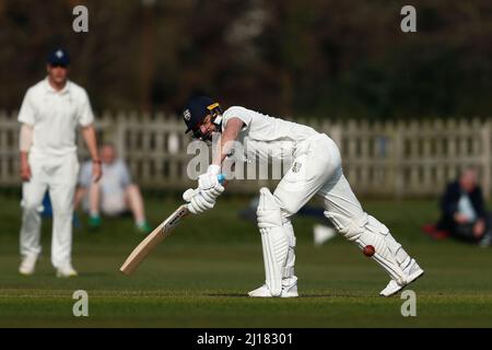 DURHAM CITY, REGNO UNITO. MAR 23rd Ned Eckersley di Durham pipistrelli durante la partita MCC University tra Durham UCCE e Durham County Cricket Club all'ippodromo di Durham City mercoledì 23rd marzo 2022. (Credit: Will Matthews | MI News) Credit: MI News & Sport /Alamy Live News Foto Stock