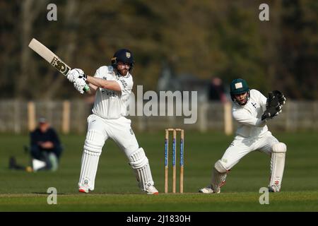 DURHAM CITY, REGNO UNITO. MAR 23rd ben Raine di Durham si schiaccia durante la partita MCC University tra Durham UCCE e Durham County Cricket Club all'ippodromo di Durham City mercoledì 23rd marzo 2022. (Credit: Will Matthews | MI News) Credit: MI News & Sport /Alamy Live News Foto Stock