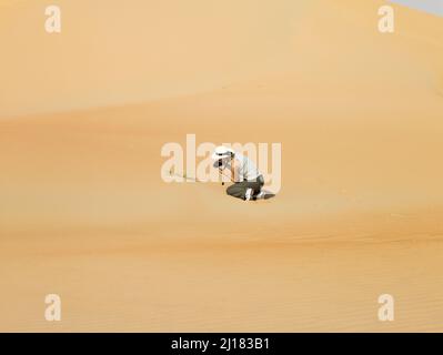 Donna turistica nel deserto fotografando, Emirati Arabi Uniti Foto Stock