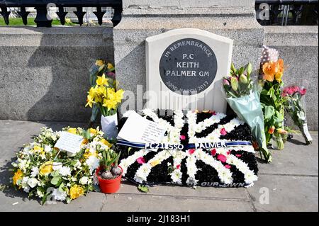 Londra, Regno Unito. I tributi floreali sono stati lasciati fuori dalle Camere del Parlamento per PC Keith Palmer che è stato postumamente insignito della medaglia di George. È morto difendendo il Palazzo di Westminster dall'attacco il 22nd marzo 2017. Credit: michael melia/Alamy Live News Foto Stock