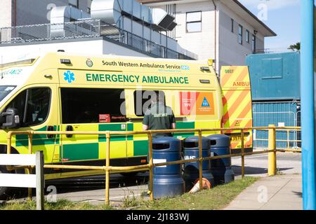 Truro, UK, 23rd marzo 2021, le ambulanze aspettano fuori A & e al Royal Cornwall Hospital di Treliske, Truro. I pazienti devono attendere il loro turno, che può essere molte ore per essere preso in A&e per essere visto. Questo è causato da un numero maggiore di pazienti di Covid 19. I visitatori dell'ospedale sono stati arrestati e chiunque partecipi ad un appuntamento ambulatoriali deve mostrare un test di flusso laterale negativo preso quella mattina.Credit: Keith Larby/Alamy Live News Foto Stock