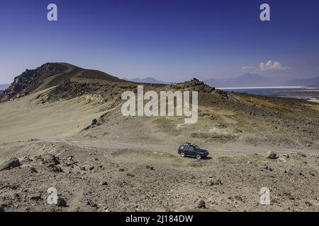 Il nostro veicolo Gibuti Expedition con vista sul lago Asal in lontananza Foto Stock