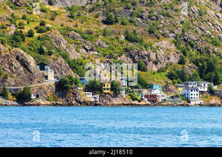 Case lungo il bordo dell'acqua, alla base di Signal Hill, St. John's Harbour, The Battery, St. John's, NL Foto Stock