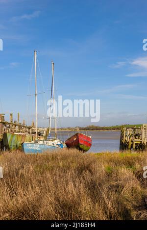 Graffiti su una barca ormeggiata a Skippool sull'estuario del fiume Wyre nel Lancashire Foto Stock