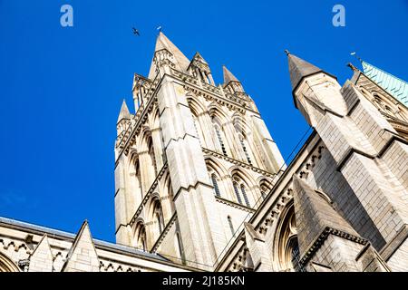 Truro, UK, 23rd marzo 2022, cieli blu con il sole glorioso sopra la Cattedrale di Truro il giorno del mercato a Truro, Cornovaglia. Le previsioni sono per il sole, 14C e una brezza dolce.Credit: Keith Larby/Alamy Live News Foto Stock