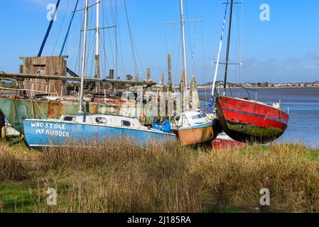 Graffiti su una barca ormeggiata a Skippool sull'estuario del fiume Wyre nel Lancashire Foto Stock