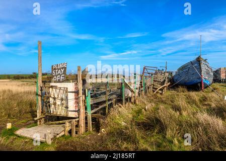 Abbandonato relitto sulla palude a Skippool sul fiume Wyre Estuary in Lancashire Foto Stock