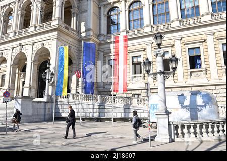 Vienna, Austria. Marzo 23, 2022. Le bandiere ucraine, europee e austriache di fronte all'Università di Vienna Foto Stock