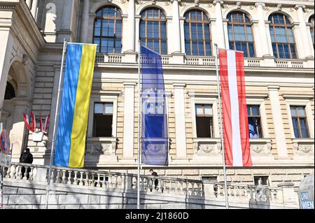 Vienna, Austria. Marzo 23, 2022. Le bandiere ucraine, europee e austriache di fronte all'Università di Vienna Foto Stock