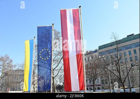 Vienna, Austria. Marzo 23, 2022. Le bandiere ucraine, europee e austriache di fronte all'Università di Vienna Foto Stock