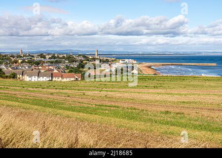 La città universitaria di St Andrews, Fife, Scozia Regno Unito con il porto e East Sands. Foto Stock
