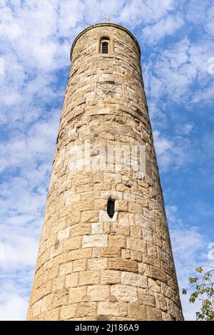 Abernethy Round Tower, una torre in pietra di 22 metri di altezza in stile irlandese risalente al 1100 circa dal cimitero di Abernethy, Perth e Kinross, Scozia Regno Unito Foto Stock