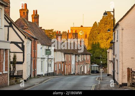 Case lungo George Street con St Mary's Church all'alba, Kingsclere, Hampshire, Inghilterra, Regno Unito, Europa Foto Stock