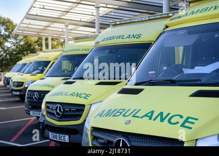Il problema delle ambulanze in coda a causa di letti ospedalieri non disponibili - un accumulo di ambulanze al Grange University Hospital vicino Pontypool, Regno Unito. Foto Stock