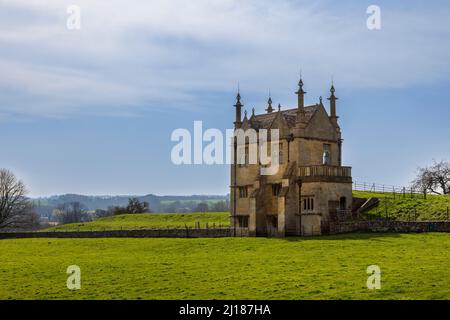 The East Banqueting House attraverso il Coneygree a Chipping Campden, Gloucestershire, Inghilterra Foto Stock