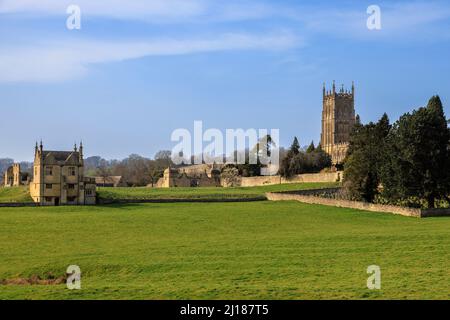 The East Banqueting House e St James’s Church Across the Coneygree (Rabbit Warren) a Chipping Campden, Cotswolds, Inghilterra Foto Stock