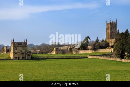 The East Banqueting House e St James’s Church Across the Coneygree (Rabbit Warren) a Chipping Campden, Cotswolds, Inghilterra Foto Stock