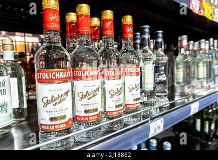 Mosca, Russia - 10 marzo 2022: Stolichnaya vodka russa pronta per la vendita in superstore. Varie bevande alcoliche in bottiglia e Spirit d Foto Stock