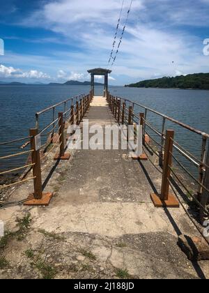 Splendida vista sul molo del parco nazionale di San Lucas - Chiesa e rovine - in Costa Rica Foto Stock