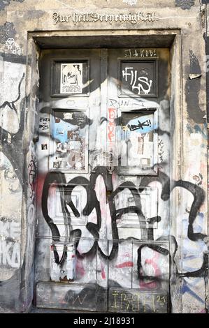 Vienna, Austria. Vecchia porta di legno con l'iscrizione 'alla Santissima Trinità' Foto Stock