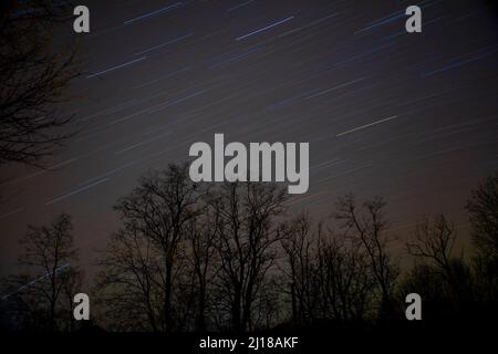 L'intervallo di tempo totale dei sentieri stellari nel cielo notturno Foto Stock