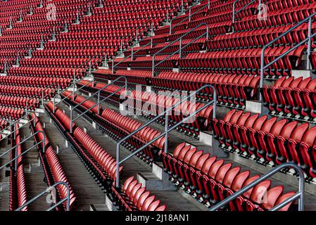 File di posti a sedere Red Stadium Foto Stock