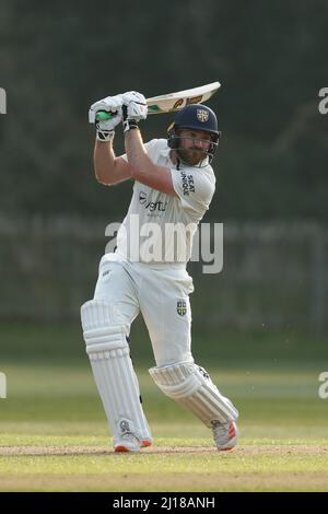 DURHAM CITY, REGNO UNITO. MAR 23rd ben Raine di Durham si schiaccia durante la partita MCC University tra Durham UCCE e Durham County Cricket Club all'ippodromo di Durham City mercoledì 23rd marzo 2022. (Credit: Will Matthews | MI News) Credit: MI News & Sport /Alamy Live News Foto Stock